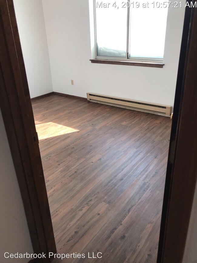 Building Photo - 2 br, 1 bath Apartment - 425 6th Ave S
