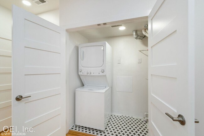 Building Photo - 3 br, 1 bath House - 321 Main Street