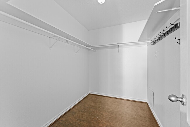 Building Photo - 842 E 29th St