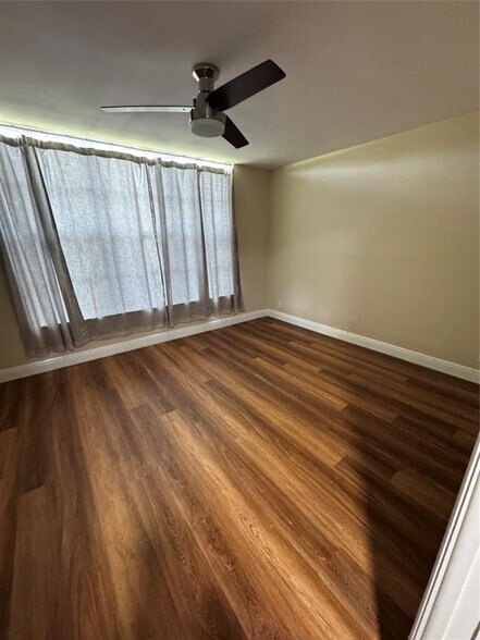 Building Photo - 3151 S Palm Aire Dr
