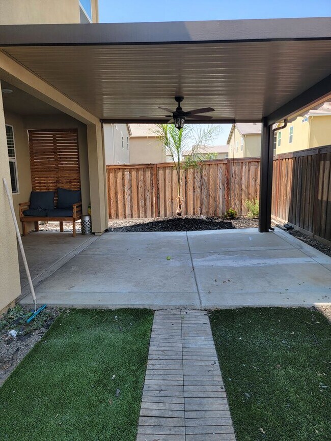 Building Photo - Beautiful 3 Bedroom 2.5 bath Home