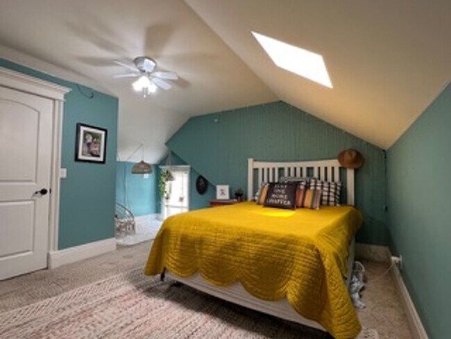 Building Photo - Very Spacious 6 bedroom home with amazing ...