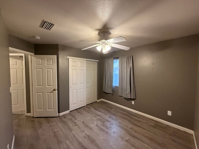 Building Photo - 3 Bedroom 2 Bathroom Home
