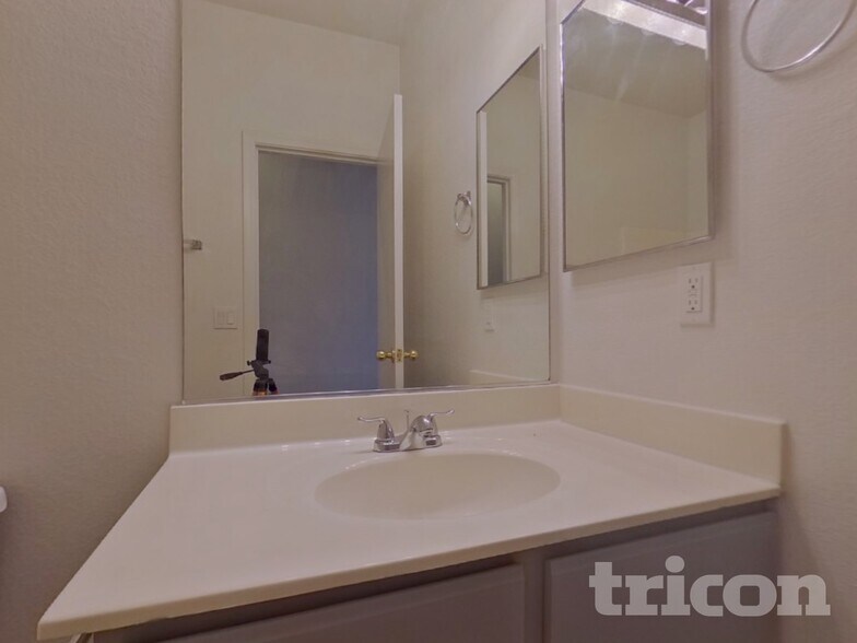 Building Photo - 83 5th Ave W