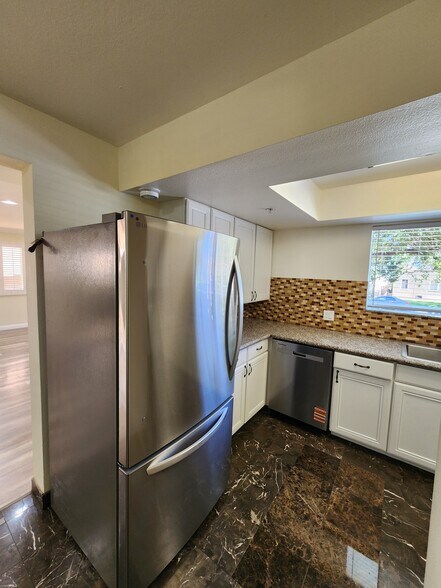 Building Photo - 420 Riverdale Dr