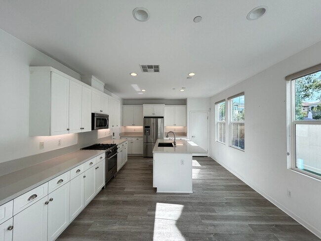 Building Photo - Stunning 4 Bedroom 3 Bath Plus Loft Home in Costa Mesa