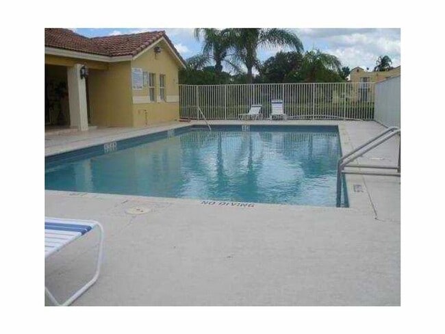 Building Photo - TH 2/2.5