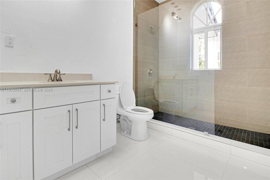 Building Photo - 425 SW 129th Ave