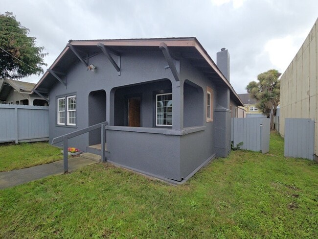 Primary Photo - 2BR Eureka home features fully-fenced yard!