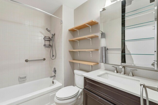 Building Photo - Move-In Ready 2 Bedroom/1 Bathroom Condo in The Heart of Mountain View!