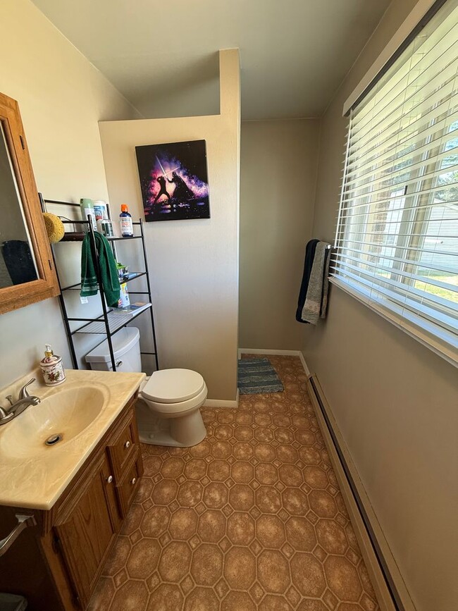 Building Photo - 3-bedroom, 2-bathroom home in the heart of Windsor with Detached Workshop!