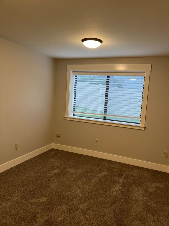 Building Photo - 4 Bedroom - Gated Community!