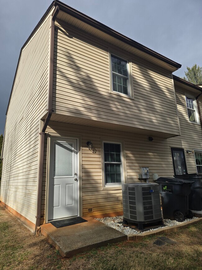 Building Photo - 8108 Timberlake Rd