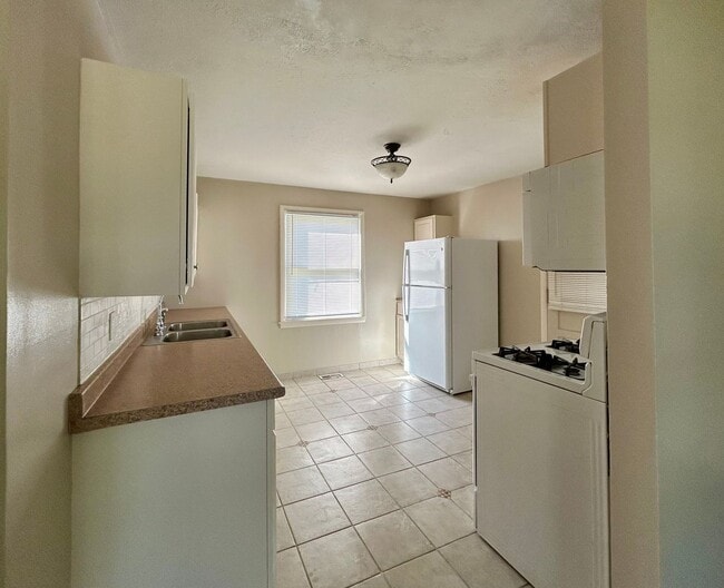 Building Photo - 2 Bedroom in SW Wichita, KS