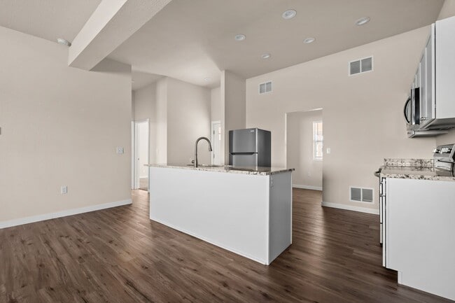 Building Photo - 753-753 E Laporte Dr