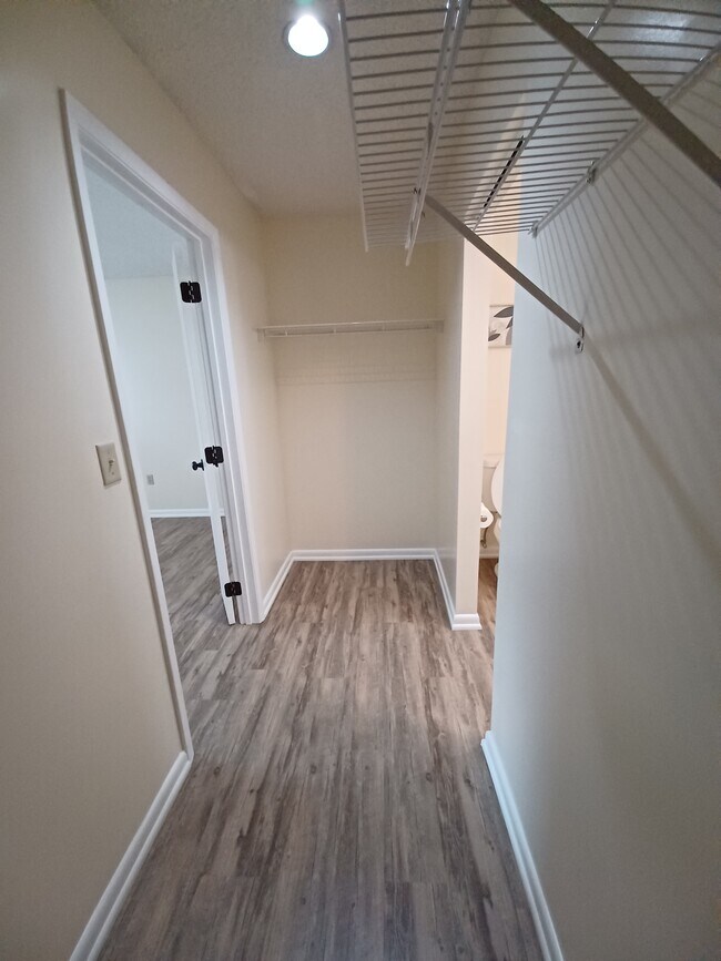 Building Photo - 582 Moull St