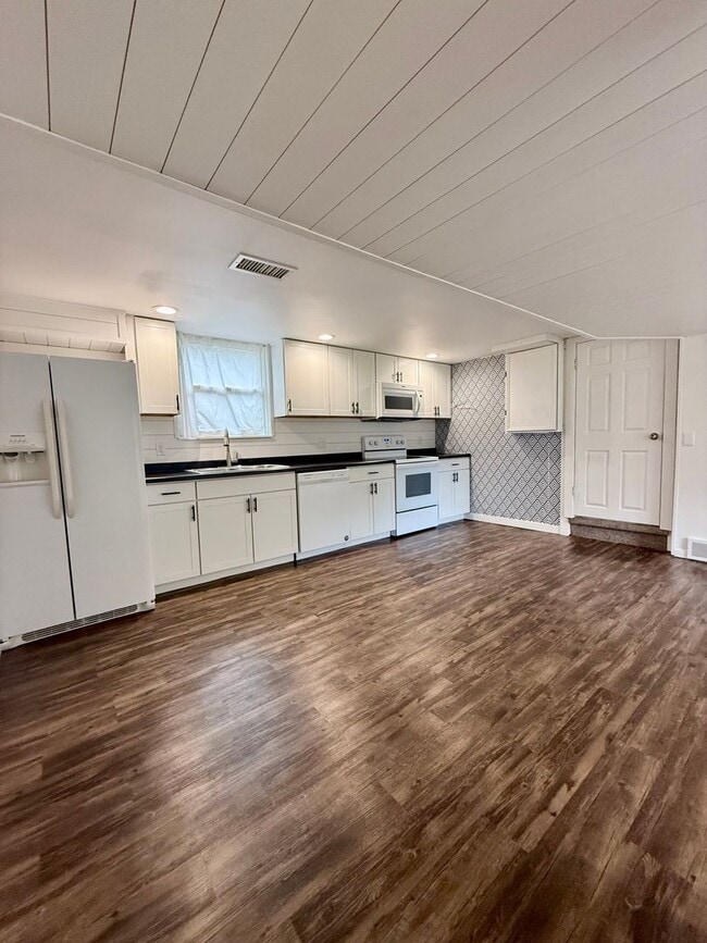 Building Photo - Four Bedroom Home in Kalamazoo