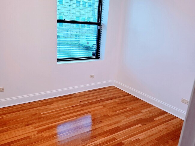 Building Photo - 2544 W Hollywood Ave