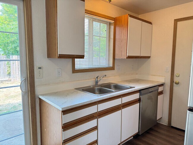 Building Photo - Freshly recently updated 3-bedroom 2-bathroom duplex with garage!