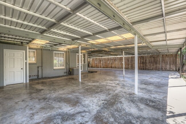 Building Photo - 606 Avenue of Oaks St