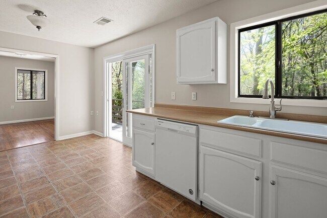 Building Photo - Lovely Home - Beautiful Wooded Setting