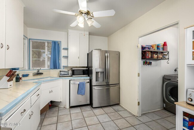 Building Photo - 1301 W MacKenzie Dr