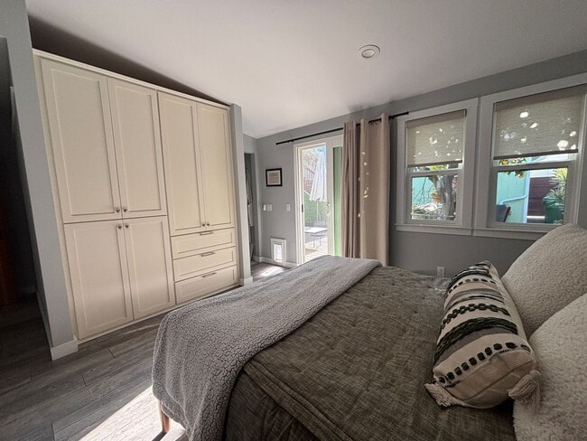 Building Photo - 2 Bed/2 Bath Oceanside Charmer!