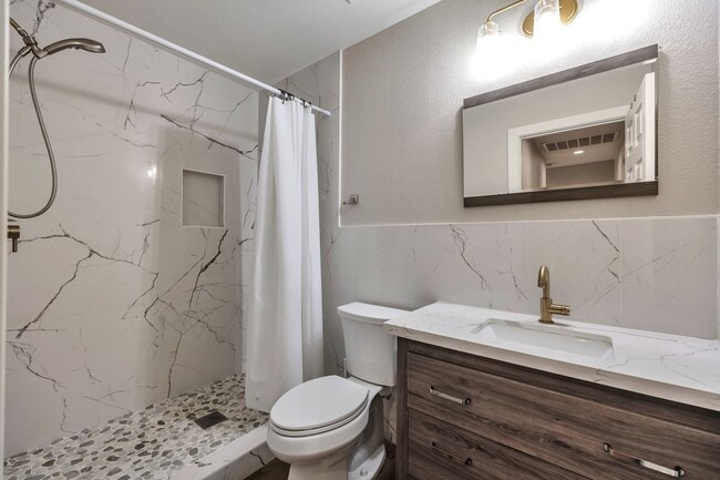 Building Photo - Tempe 6-Bedroom Home Featuring Large Turf Yard & Ideal Location