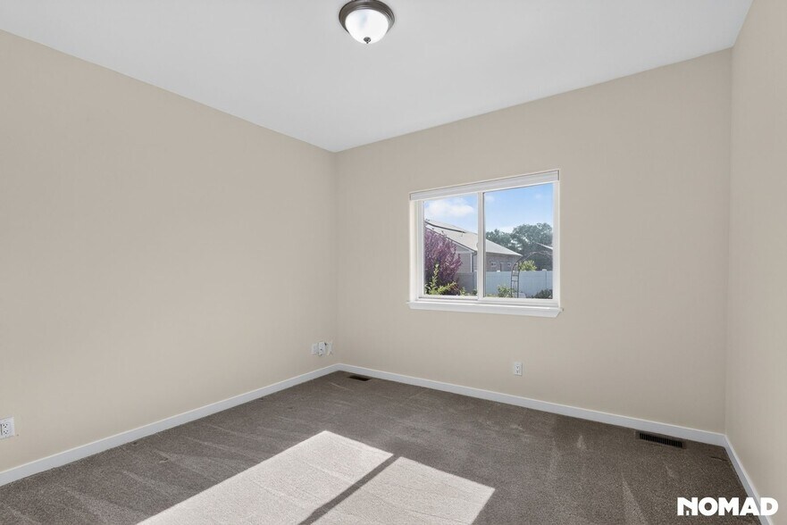 Building Photo - 910 Pilot Knob Ave