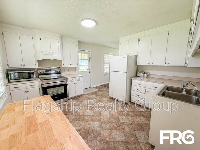 Building Photo - 910 Holloman St