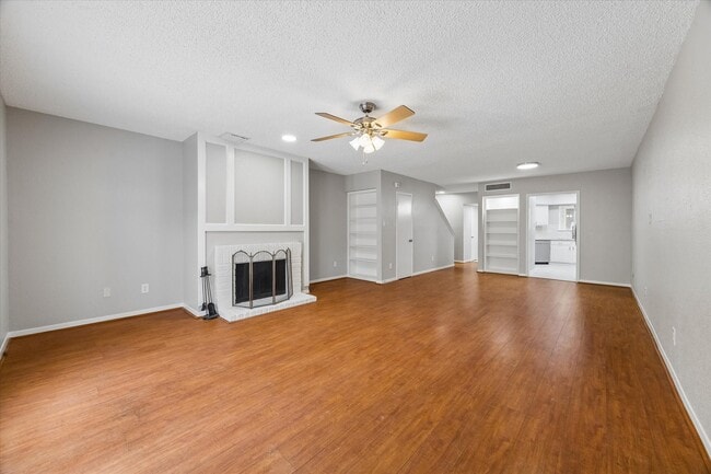 Building Photo - 995 Memorial Village Dr