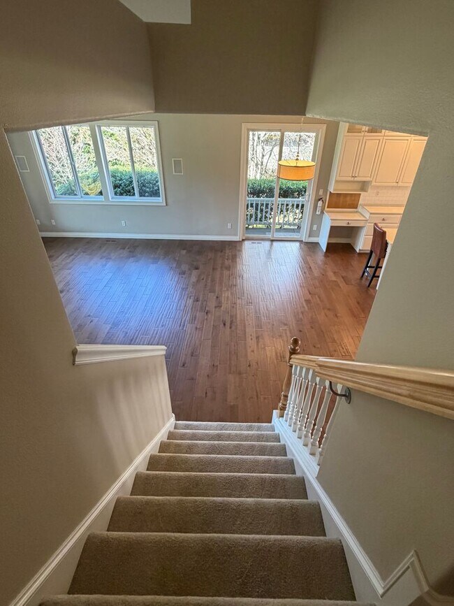 Building Photo - 5 Bedrooms and 2.5 Bathrooms with Views of the Rolling Hills of Corvallis Country Club