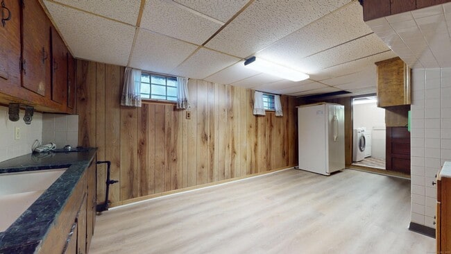 Building Photo - 907 New Britain Ave