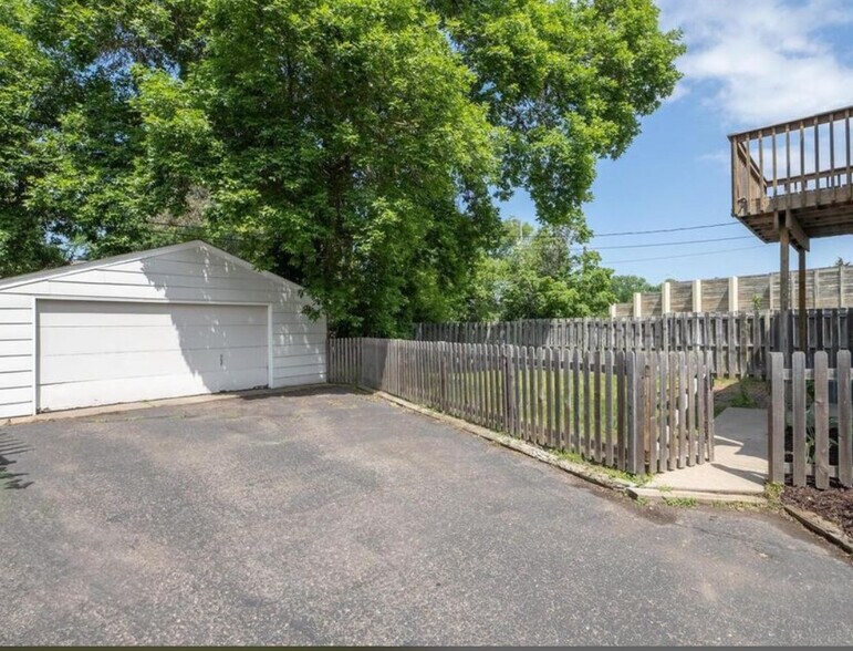 Building Photo - 4032 Webster Ave S
