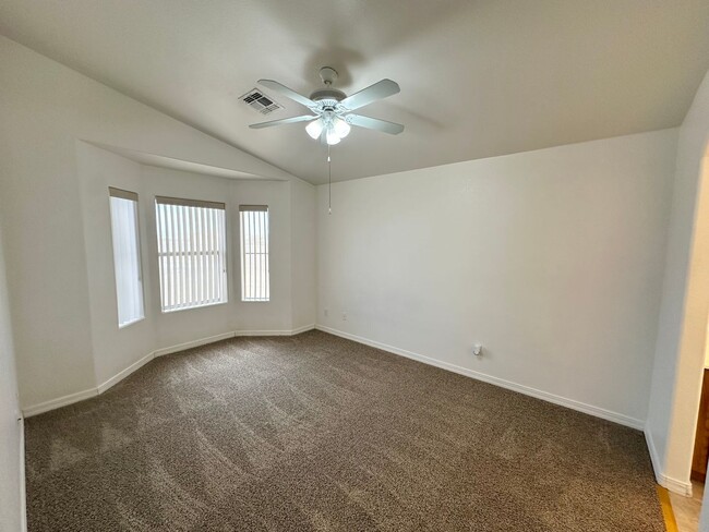 Building Photo - Great 3 Bedroom Home with Detached Garage!