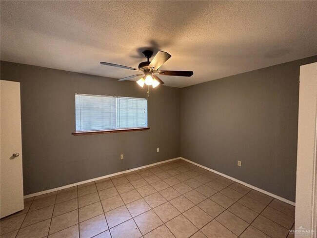 Building Photo - 10 E Walnut Ave