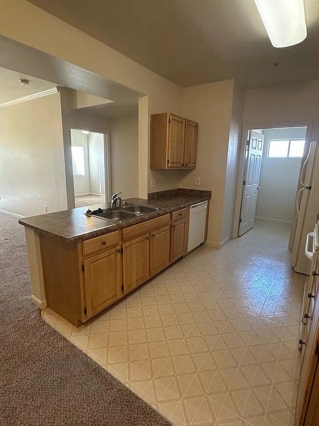 Building Photo - Beautiful 2 Bedroom 2 Bathroom in Roseville!