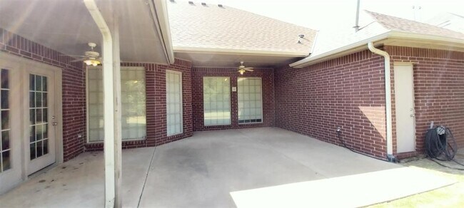 Building Photo - 17020 Wales Green Ave