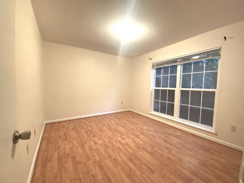 Building Photo - 811 Colony Dr
