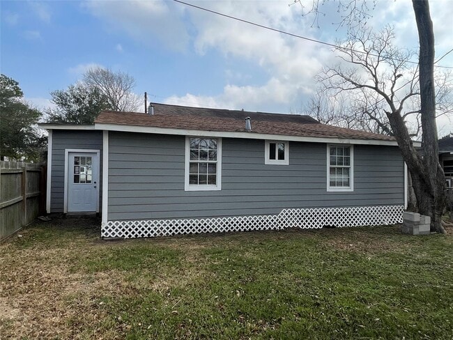 Building Photo - 2508 S Texas Ave