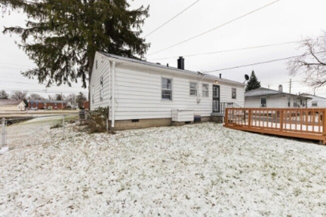 Building Photo - 1950's Charming 3 Bed Available Now!!