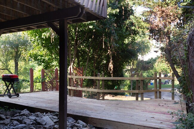 Building Photo - Updated 3BR 3 bath House with off street p...