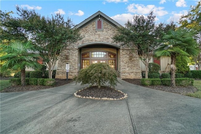 Building Photo - 1938 Dilcrest Dr