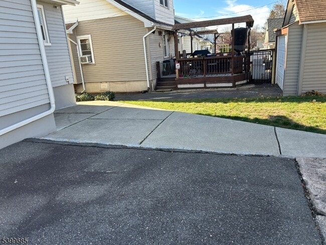 Building Photo - 256 E 7th St