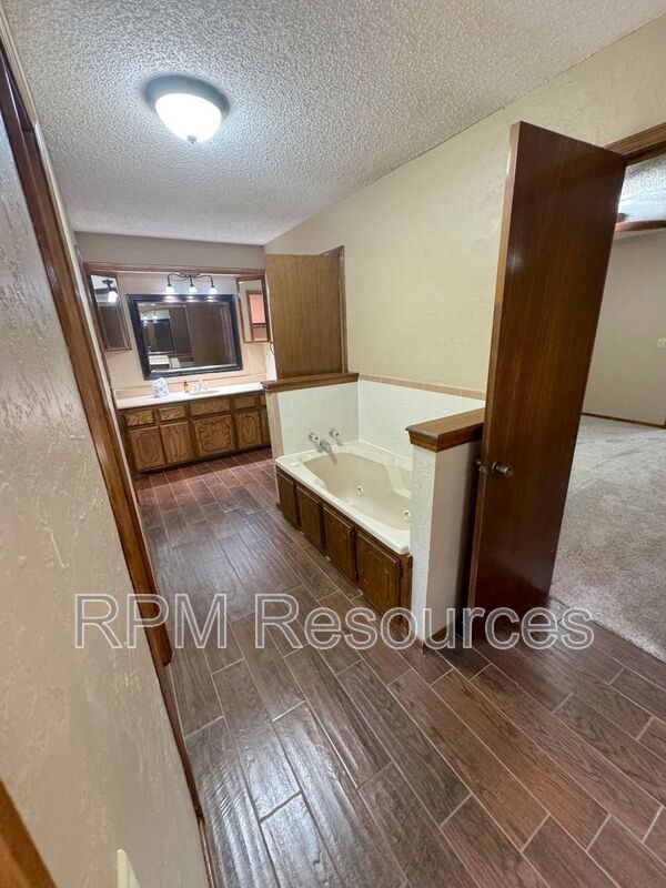 Building Photo - 12000 Hollyrock Dr