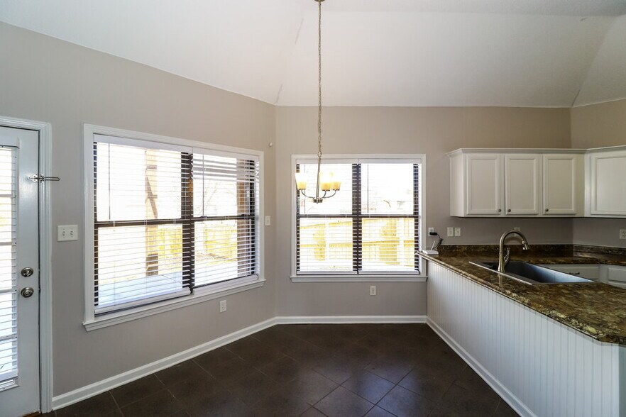 Building Photo - 300 Mossy Springs Dr