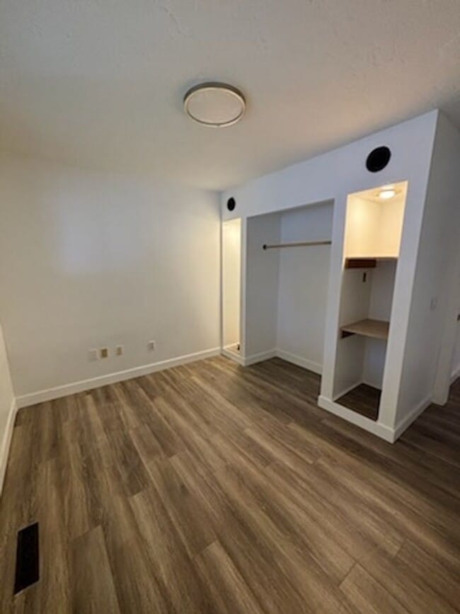 Building Photo - Unique duplex in post falls