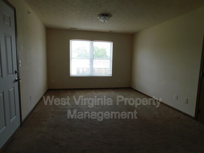Building Photo - 210 Cardinal Wy