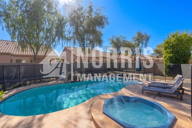 Building Photo - 1553 E Alba Dr