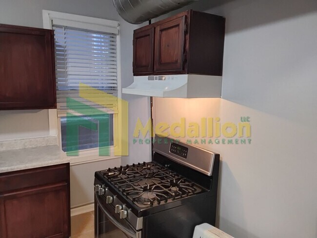 Building Photo - Updated 2-Bedroom Loft-Style Unit in Wicker Park